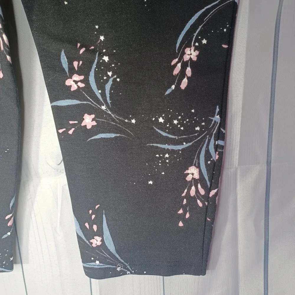 Torrid Studio Ponte Slim Fit Cropped Pixie Contemporary Floral Pull On Pants - Picture 7 of 10